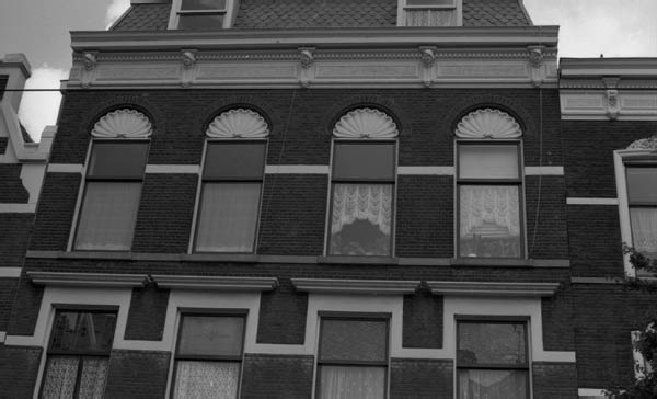 Benthuizerstraat nummer onbekend gevel met schelpmotieven