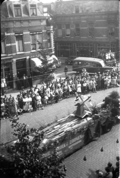 Bergweg bloemencorso omstreeks 1948 1e foto