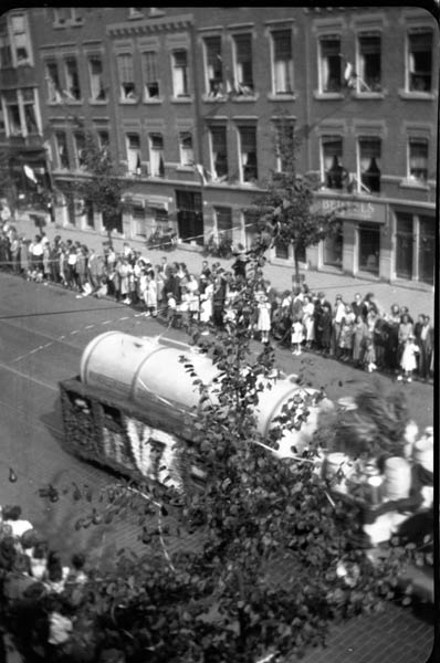 Bergweg bloemencorso omstreeks 1948 2e foto
