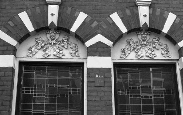 Gerard Scholtenstraat nummer onbekend ornament met kopjes en bladeren