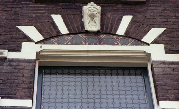 Proveniersstraat onzeker ornament boven raam