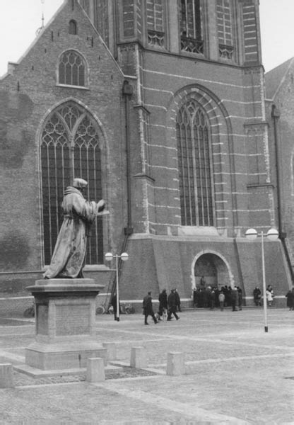 Grotekerkplein Laurenskerk 1968 4e foto