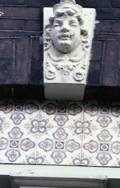 ornament boven raam adres onbekend kopje boven tegels