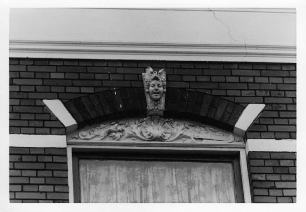 ornament boven raam met kopje adres onbekend 3