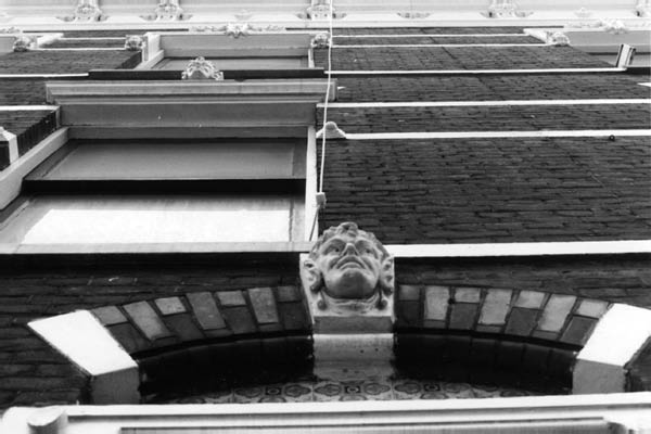 ornament boven raam met kopjes adres onbekend 1