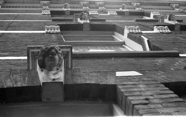 ornament boven raam met kopjes adres onbekend 4