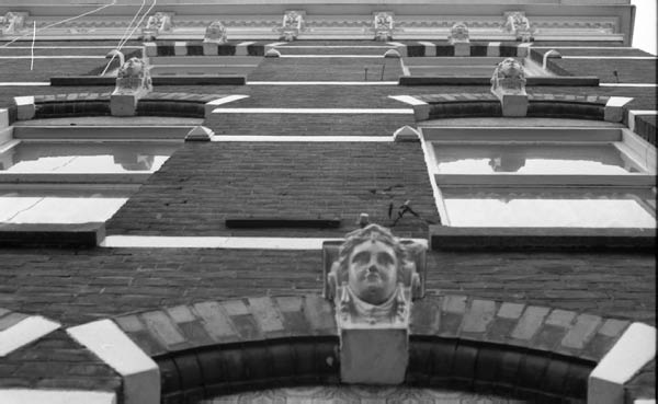 ornament boven raam met kopjes adres onbekend 5