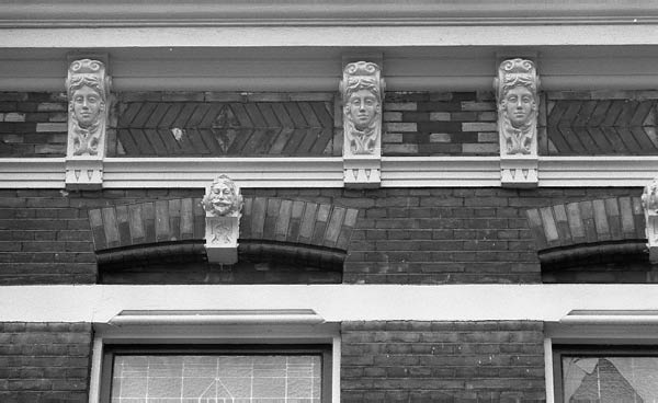 ornament boven raam met kopjes adres onbekend 6