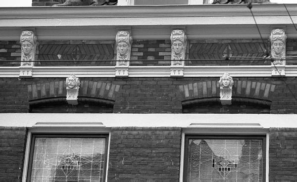 ornament boven raam met kopjes adres onbekend 7