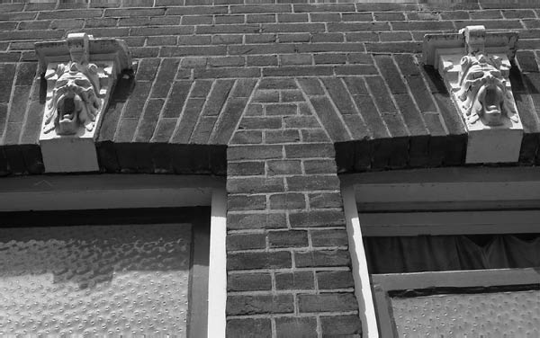 ornament boven raam met kopjes adres onbekend 8