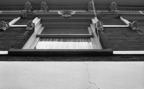 ornament boven raam met kopjes en schelpmotief adres onbekend 9