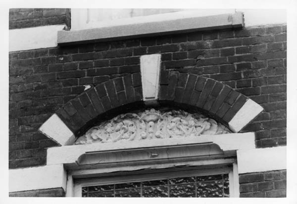 ornament met bloemen wellicht Gerard Scholtenstraat