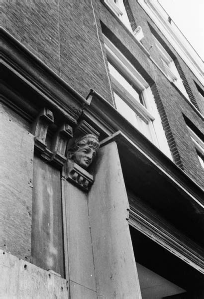 ornament met kopje in hoek adres onbekend