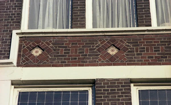 ornament met tegels en bakstenen adres onbekend