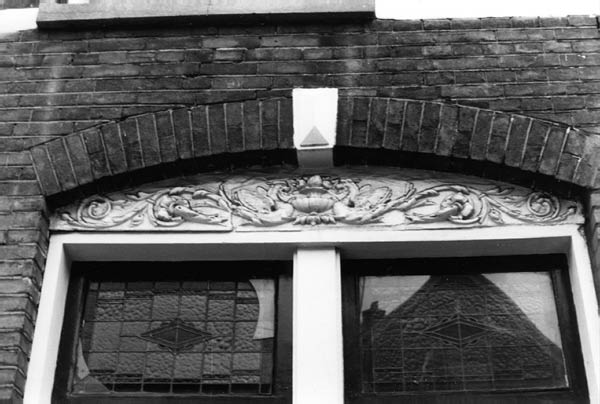 raam glas in lood en ornament met slingers en planten adres onbekend