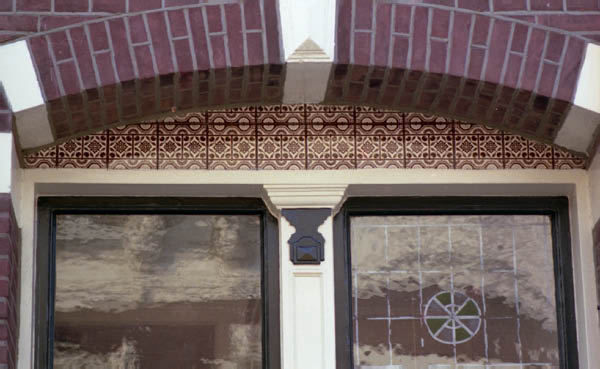 raam glas in lood en ornament met tegels en baksteen adres onbekend