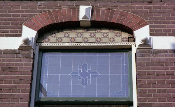 raam glas in lood en ornament met tegels en baksteen en bollen