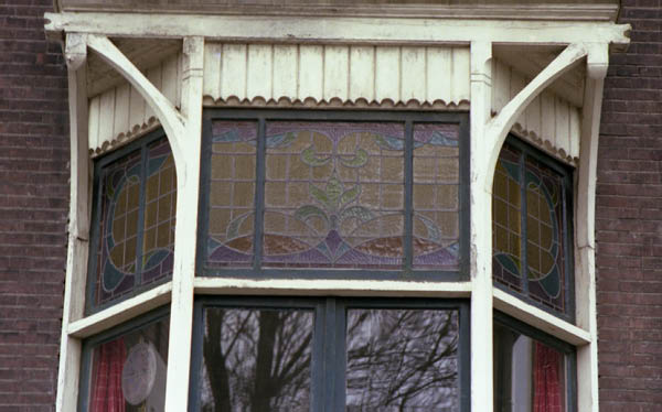 raam glas in lood met houtwerk adres onbekend