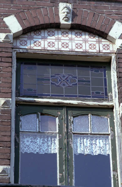 ramen glas in lood en ornament met tegels en kopje adres onbekend