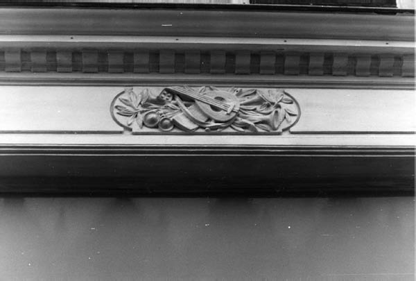 Erasmusstraat rond nummer 70 muziekinstrument