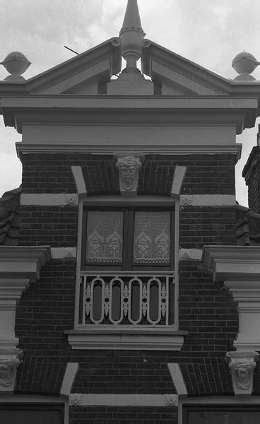 gevel top met ornamenten adres onbekend