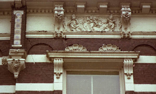 ornament boven raam adres onbekend tegels kopjes muziek