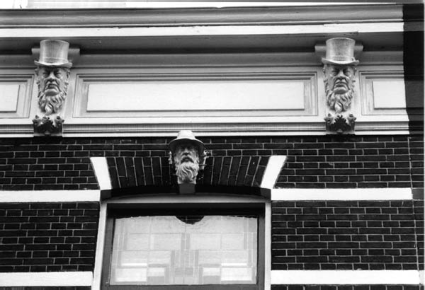 ornament boven raam met 3 koppen adres onbekend