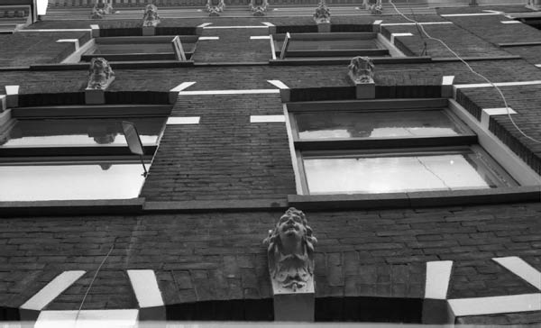 ornament boven raam met kopjes adres onbekend 12