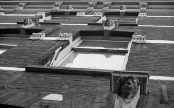 ornament boven raam met kopjes adres onbekend 13