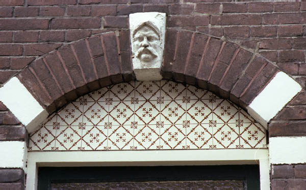ornament boven raam tegels en kopje adres onbekend 1