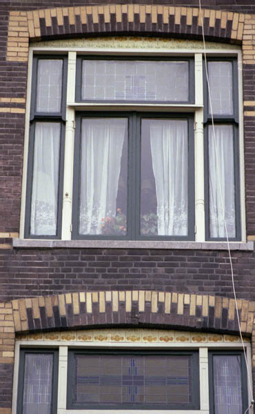 raam met tegels met bloemen adres nog zoeke