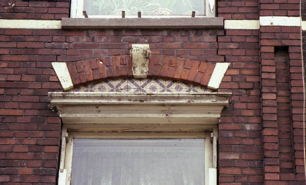 raam ornament met tegels en beschadigd kopje adres onbekend