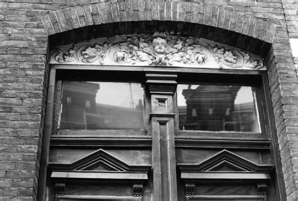 ramen boven deur ornament met kopje en planten adres onbekend