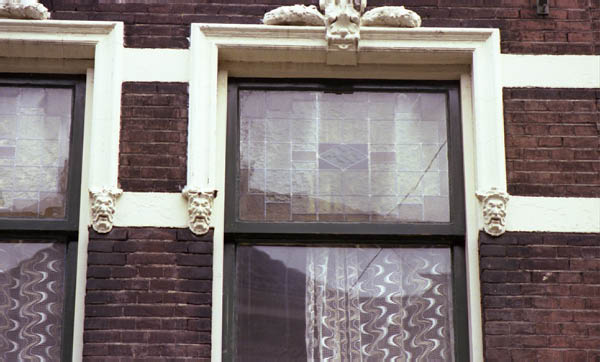 raam gals in lood en ornament met kopjes en planten adres onbekend